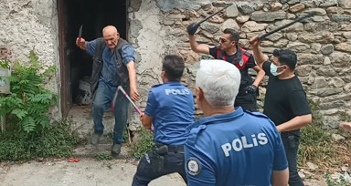Çöp evini temizletmeyip polisi bıçakladı, savunmasında 'Peygamberim' dedi