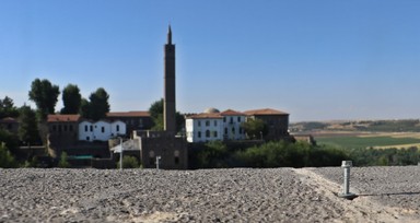 Diyarbakır'da UNESCO listesindeki tarihi surlara afiş ve pankart asmak için çiviler çakıldı