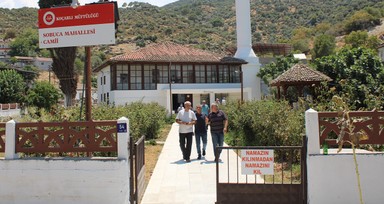 Cami imamından cemaati çeken tabela: Namazın kılınmadan namazını kıl