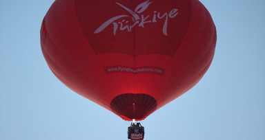 Kapadokya'da sıcak hava balonları Türk bayrakları ve posterlerle uçtu