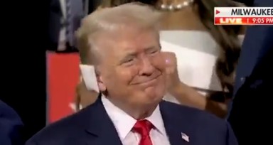 Donald Trump, suikast girişiminin ardından ilk kez halk karşısına çıktı