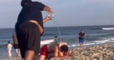 Plajda üst üste uygunsuz hareketler sergileyen çifte vatandaşlardan uyarı gelince kavga çıktı