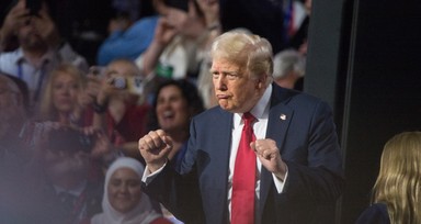 Suikasta uğrayan Trump sahnede: Kafamı hareket ettirmeseydim burada olamayacaktım