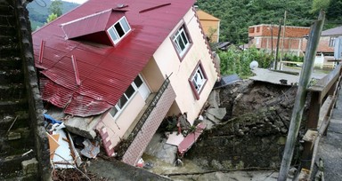 Giresun'da sağanak nedeniyle bir ev yan yattı, su baskınları oluştu