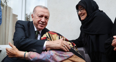 Cumhurbaşkanı Erdoğan'a Rize'de komşularından sevgi seli