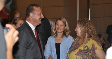 Yavuz Ağıralioğlu partisine katılmak isteyen gençlerle sohbet etti