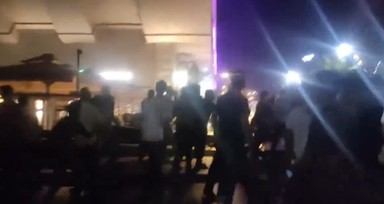 Batman'da yüzlerce vatandaş Starbucks şubesini savaş alanına çevirdi! Haniye'ye yapılan suikast Batman'da böyle karşılık buldu