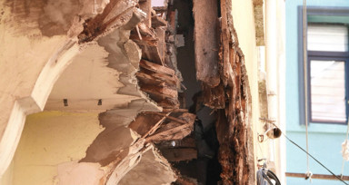 Balat’ta 2 katlı ahşap binanın balkonu çöktü