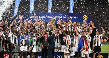 Beşiktaş Süper Kupa'yı kaldırırken yaşananlar çok konuşuldu! Galatasaraylı 4 ismin tavrı takdir topladı