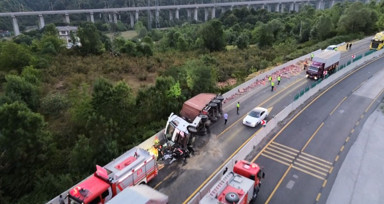 Düzce’de zincirleme kaza! Makarna yüklü tır, otobüs ve otomobile çarptı