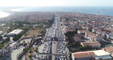 Metrobüs yolundaki çalışma nedeniyle Avcılar'da Kadıköy yönü trafiği kilitlendi