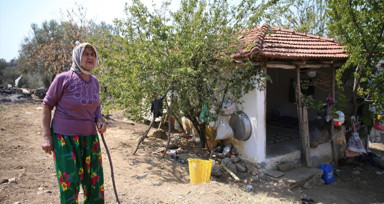 70 yaşındaki kadın kuru otları temizleyerek evini orman yangınından kurtardı