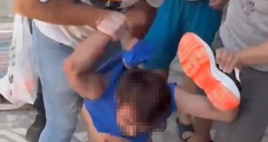 Taciz ettiği kadının eşi ve arkadaşları tarafından dövüldü; o anlar kameralara yansıdı