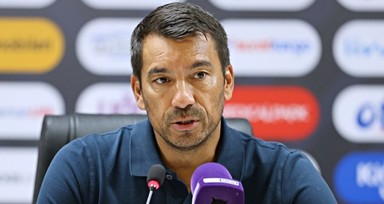 Van Bronckhorst takımdan ayrılması muhtemel iki ismi açıkladı