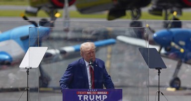Donald Trump suikasttan sonraki ilk açık kava mitinginde kurşun geçirmez camın arkasından konuştu