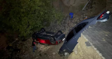 Turizmin göbeği Kapadokya'yı sel vurdu: Kopan kayalar 3 araçta hasara neden oldu