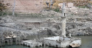 Sivas'ta su seviyesi düşen barajdaki eski cami ve bazı evler ortaya çıktı