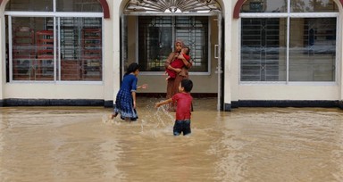 Hindistan'da şiddetli yağışlar etkili oldu: 17 kişi öldü