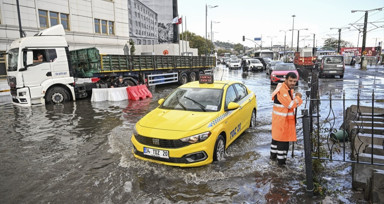 İstanbul'da sağanak etkili oldu! Bazı yollar göle döndü