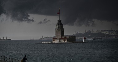 İstanbul'un bazı bölgelerinde yoğun rüzgar ve sağanak etkili oldu