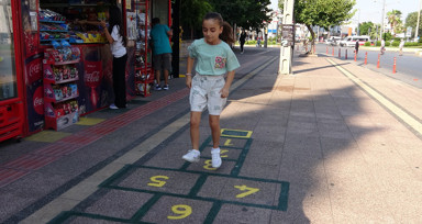 Mersin'de bu dükkanın önünden geçen sek sek oynuyor