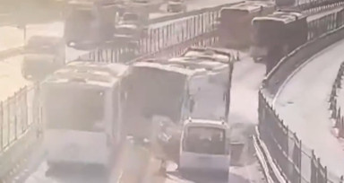 Metrobüs kazasında ön rapor tamamlandı! Doblo model aracın orada ne işi var?