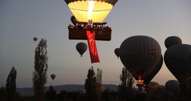 Kapadokya'da balonlar Türk bayraklarıyla uçtu
