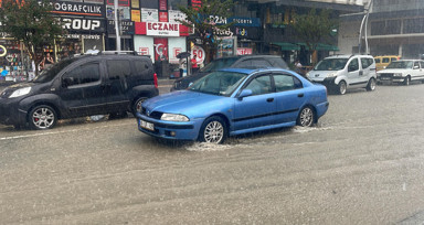 Rize'de şiddetli yağmurda cadde ve sokaklar göle döndü