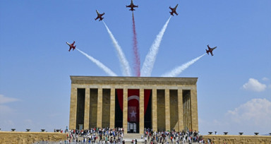 Türk Yıldızları'ndan Anıtkabir'de Ata'ya saygı uçuşu