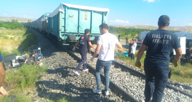 Yük treni çapa motoruna çarptı! Anne ve 2 çocuğu hayatını kaybetti