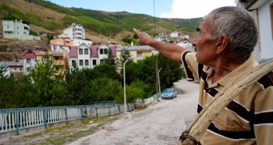 Gümüşhane'de emekli öğretmen Selahattin Bulut diktiği 4 bin fidanla köyünü yeşillendirdi