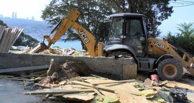 Üsküdar Vaniköy'deki kaçak binanın yıkımı 2. gününde devam ediyor