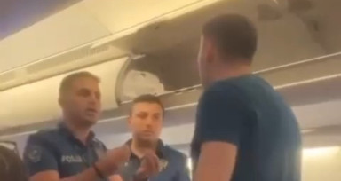 İlk önce kabin ekibine sonra polisle hakaret etti, uçaktan indirildi