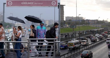 İstanbul'da pazartesi trafiğine yağmur etkisi