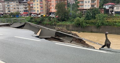Artvin’de taşkın ve heyelanlara neden olan yağışta yol çöktü