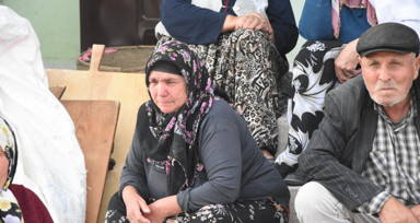 Sivas'ta yaşlı çift, evlerinin yanışını gözyaşlarıyla izledi