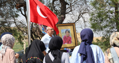 Türkiye'nin dört bir yanından gelen vatandaşlar 10 gündür Narin'in mezarını ziyaret ediyor
