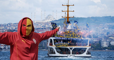 Fenerbahçe - Galatasaray maçına doğru! Dev karşılaşma öncesi çılgın taraftarlardan kareler