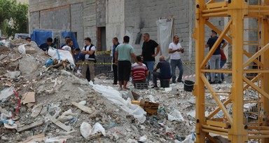 Kule vinçteki demir kova işçilerin üzerine düştü: 2 ölü