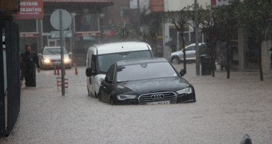Trabzon'u sağanak vurdu, hayat felç oldu! Bir kişi kayıp, hastane tahliye edildi