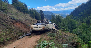 Artvin'de iş makinesi taşıyan kamyon uçuruma devrildi: İki kişi hayatını kaybetti