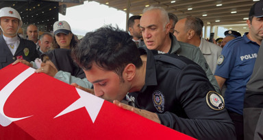 Şehit polis memuru Şeyda Yılmaz'a en acı veda! Eşi tabutunu öperek son yolculuğuna uğurladı