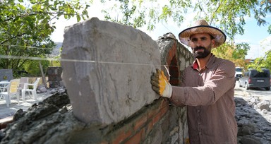 Erzincan'da taş ustalara aylık 100 bin TL'ye eleman bulamıyorlar