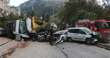 Hatay'da freni patlayan hafriyat kamyonunun 9 aracı kağıt gibi ezdiği anlar