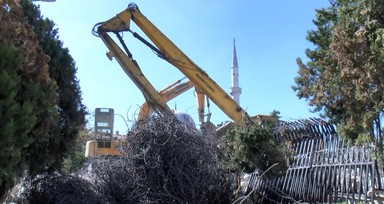 Kadıköy’de yıkım çalışması sırasında kopan beton parçaları camiye zarar verdi