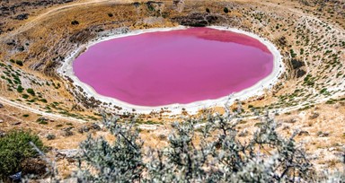 Pembe rengi ile ünlenen Meyil Obruk Gölü tamamen kurudu