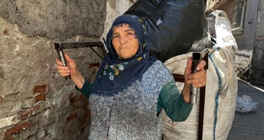 Eşi ölmüş çocukları bakmıyor! Diyarbakır'da 65 yaşındaki kadın, 20 yıldır çöp toplayarak geçimini sağlıyor