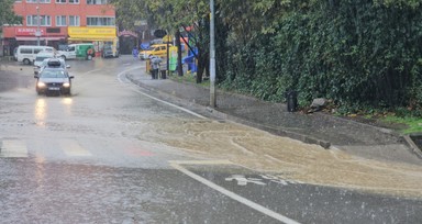 Zonguldak'ta zor gece! Evleri su bastı, araçlar takla attı, mezarlar yerinden kaydı