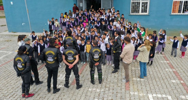 Motosiklet tutkunları çocukların yüzünü güldürdü