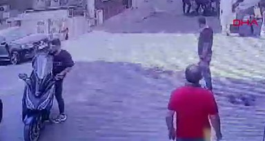İzmir'de polise satırla tehdit kamerada